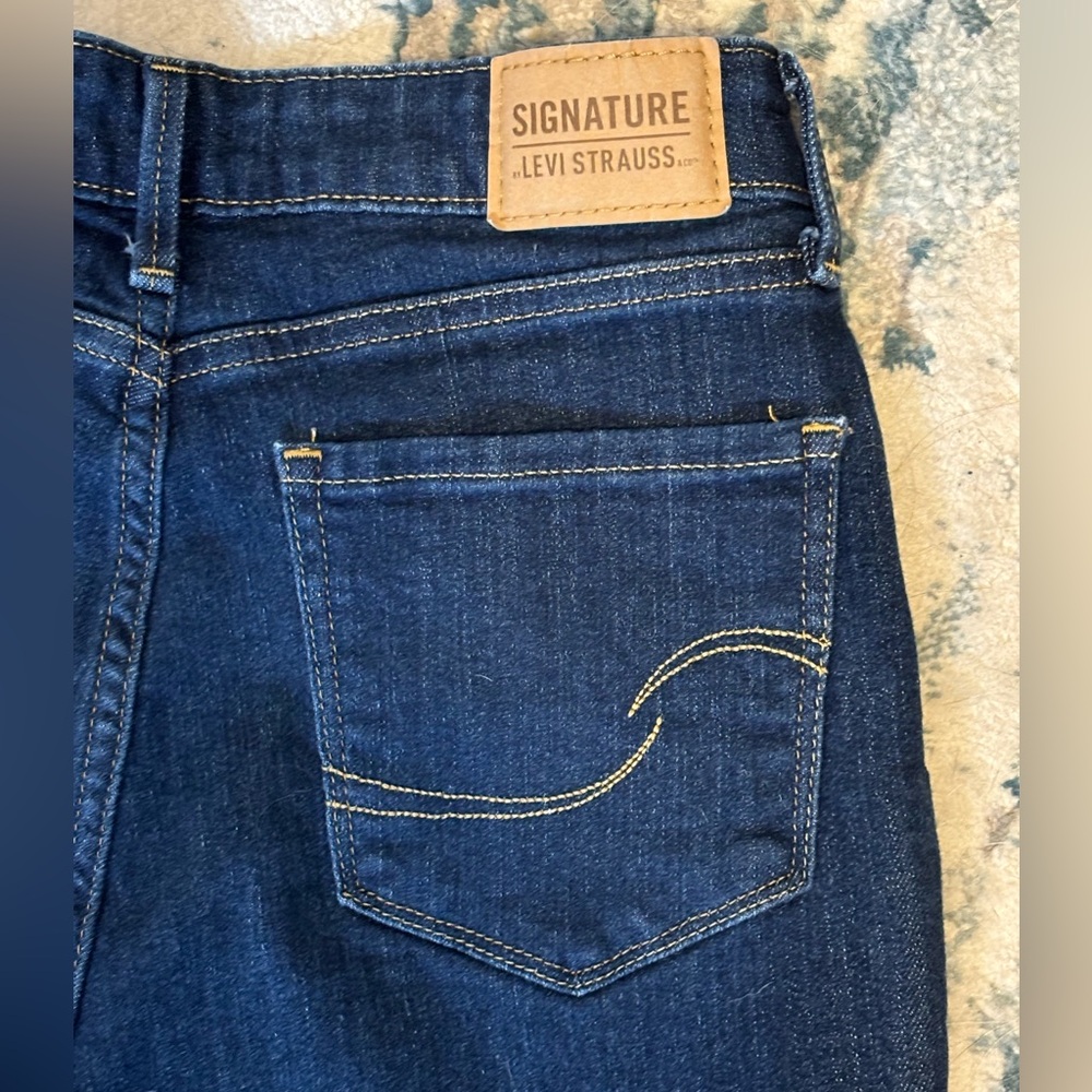 Levi’s Signature Mid-rise Straight Leg Jeans, size 2. - Picture 5 of 8